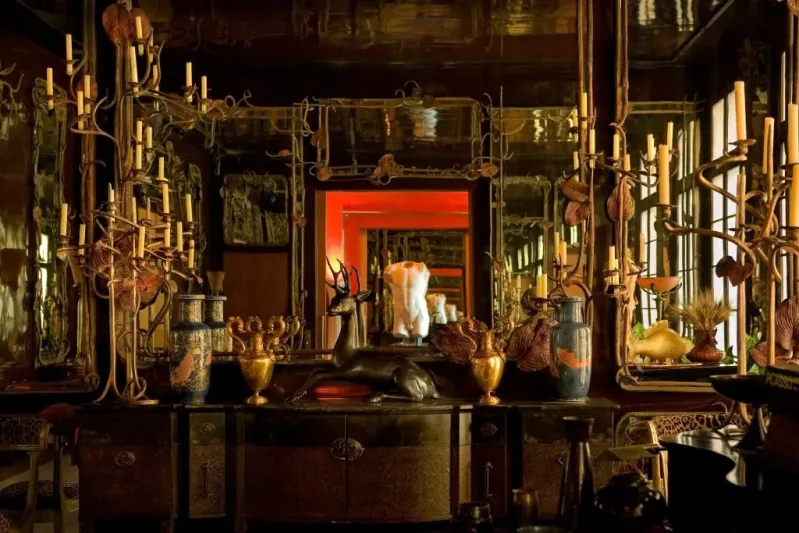 تحف باريسية نادرة.. عرض مرايا Saint Laurent للبيع بملايين الدولارات في مزاد