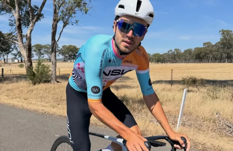 موقف صادم.. نجم دراجات يلكم منافسه خلال سباق رسمي (فيديو)