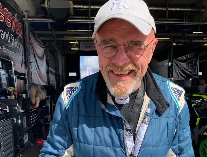 سباق يتحول إلى مأساة: وفاة سائق بعد اصطدام 7 سيارات (فيديو)