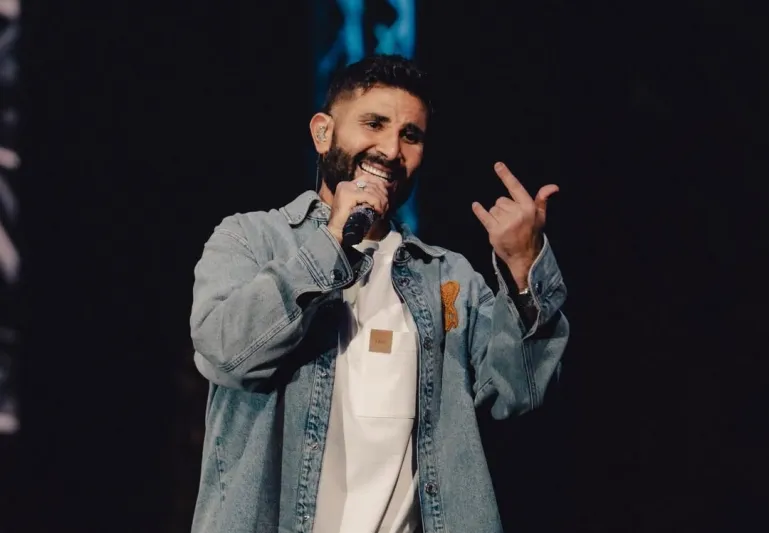 أحمد سعد يثير الجدل بإطلالة مفاجئة ويتصدر يوتيوب بثلاث أغنيات في آن واحد (فيديو)