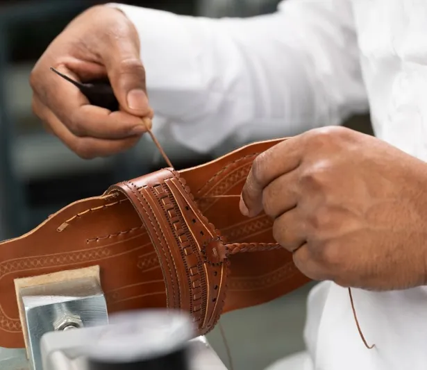 أناقة عابرة للحدود: "برادا" تدمج التراث الهندي بالتصاميم العصرية في مشروعها الجديد (فيديو)