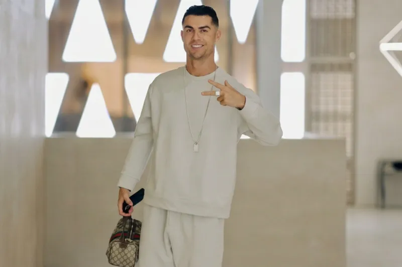 كريستيانو رونالدو ينسّق حقيبة Gucci بأسلوب رياضي لافت