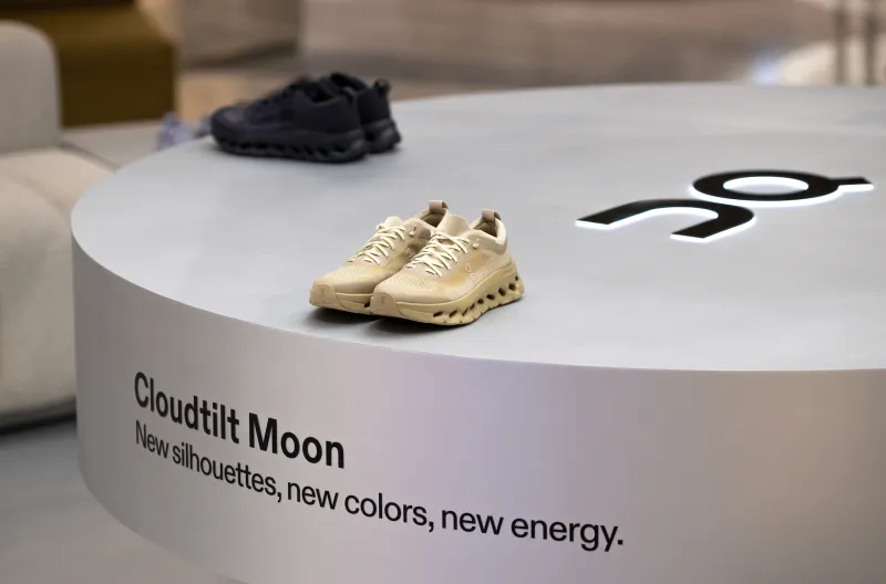 عندما يخرج الحذاء من علبته .. دبي مول يحتضن "Cloudtilt Moon"