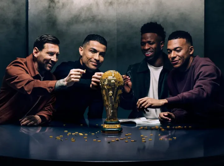 نجوم كرة القدم يتصدرون إعلان ليغو لكأس العالم 2026