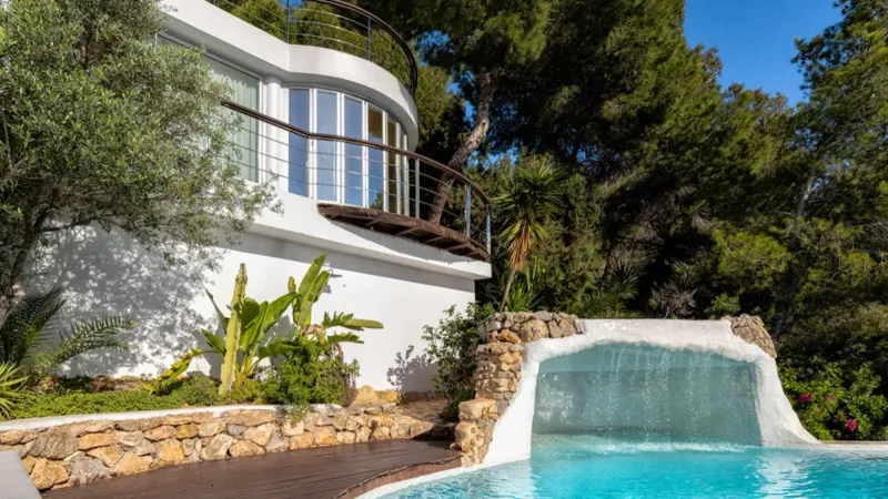 للبيع مقابل 15 مليون دولار.. فيلا فاخرة في إيبيزا بمسبح لا نهائي وإطلالات خلابة