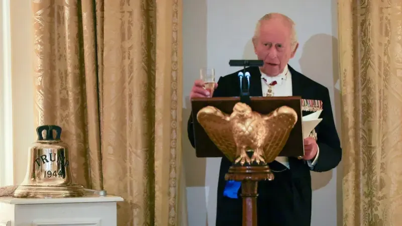 لماذا أهدى الملك تشارلز جرس غواصة لترامب؟