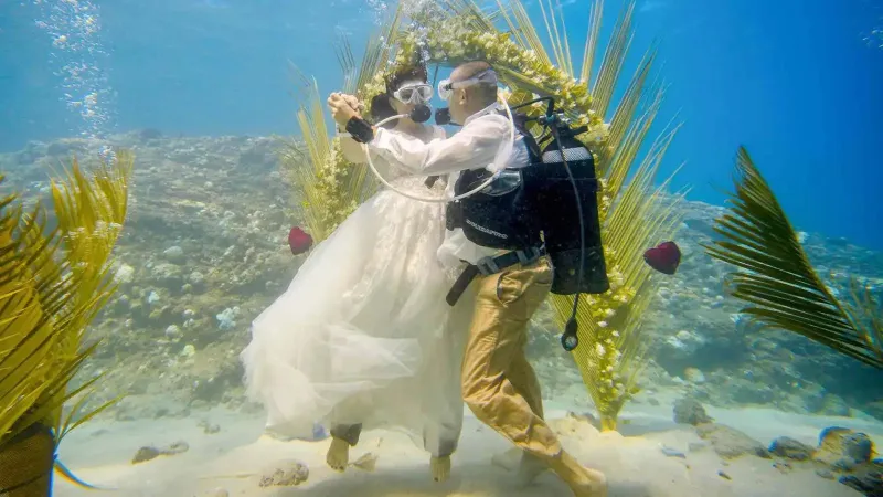 زوجان يعقدان قرانهما تحت سطح البحر في موريشيوس!