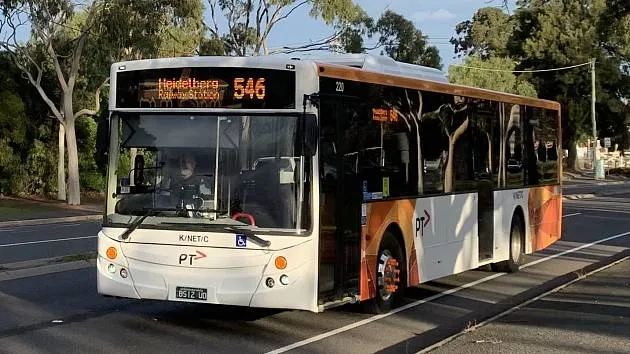 سُحب لمسافة 350 مترًا.. طفل أسترالي ينجو بأعجوبة بعد تعلقه بباب حافلة (فيديو)