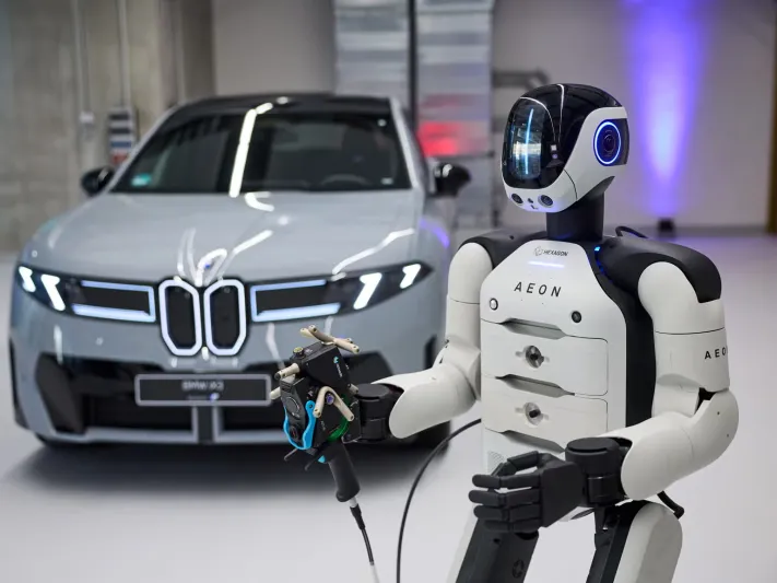 تتخذ قرارتها بنفسها.. "بي إم دبليو" تستعين بروبوتات AEON داخل مصانعها