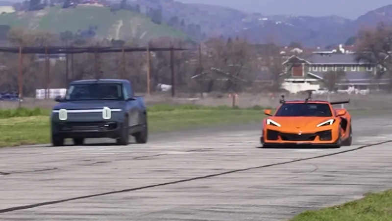 هل تهزم شاحنة كهربائية سيارة رياضية؟ مواجهة مثيرة بين ريفيان وكورفيت (فيديو)