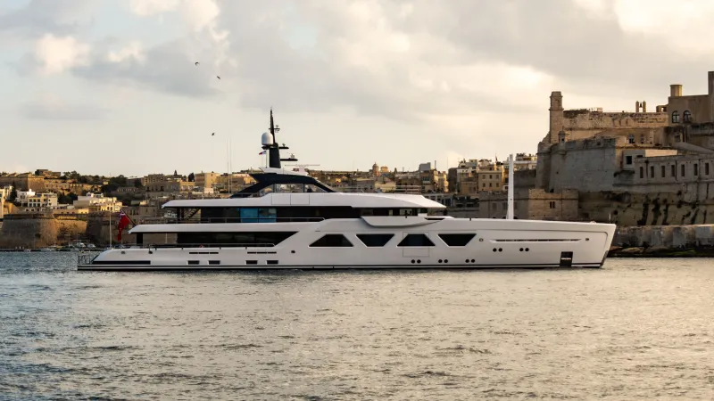 من معرض بالم بيتش إلى المتوسط.. رحلة اليخت ألفا الفاخر (فيديو)