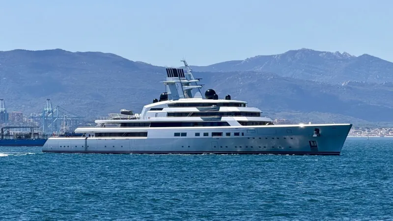 دراجون فلاي يظهر في جبل طارق.. تحفة بحرية بطول 142 مترًا (فيديو)