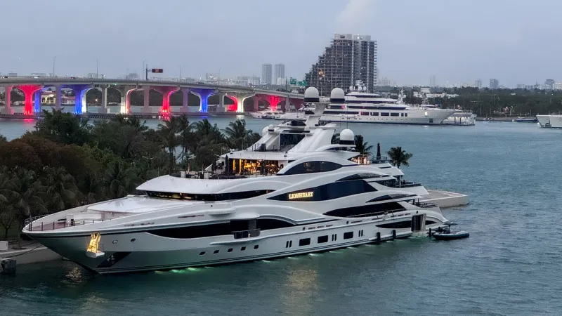 Lionheart وInfinity.. مواجهة فاخرة على شواطئ ميامي (فيديو)