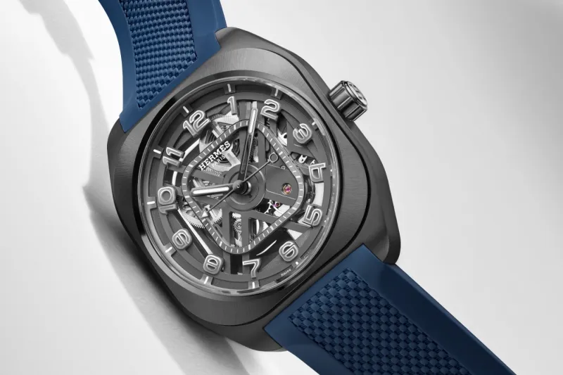 شفافية تكشف الأسرار.. هيرمس تطلق أول ساعة هيكلية في جنيف (فيديو)