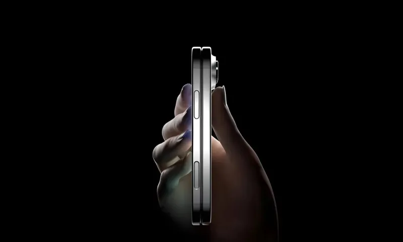 تسريبات جديدة تكشف عن آيفون فولد: زر كاميرا مبتكر وتصميم رفيع 