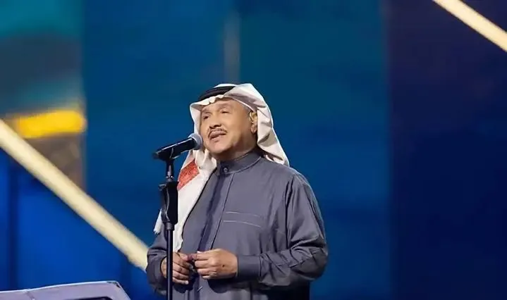 محمد عبده يهدي ابنه أغنية خاصة قبل زفافه في جدة (فيديو)