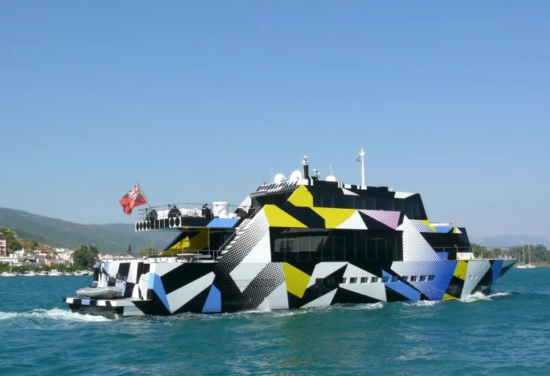 بتصميم "الخداع البصري" المذهل.. يخت Guilty يرسو في جزيرة هيدرا