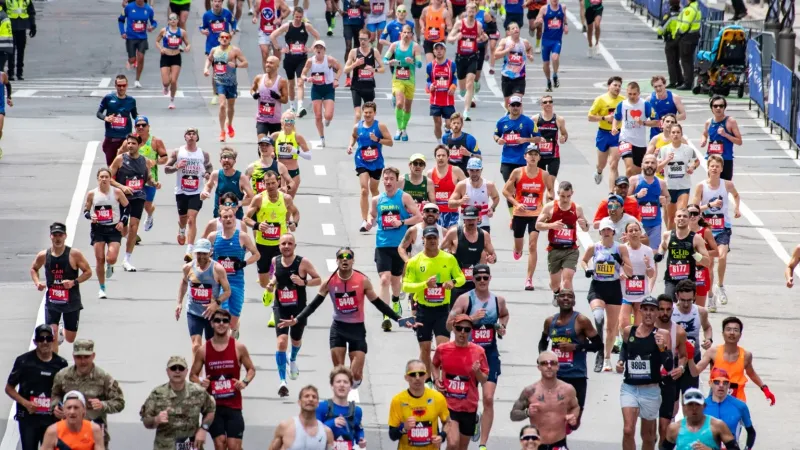 ماراثون بوسطن يتحوّل إلى قصّة إنسانية مؤثرة.. من بطلها وماذا فعل؟ (فيديو)