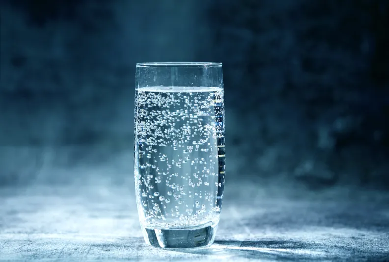 دراسة تكشف تأثير المياه الفوارة على التمثيل الغذائي: هل تساعد في إدارة الوزن؟