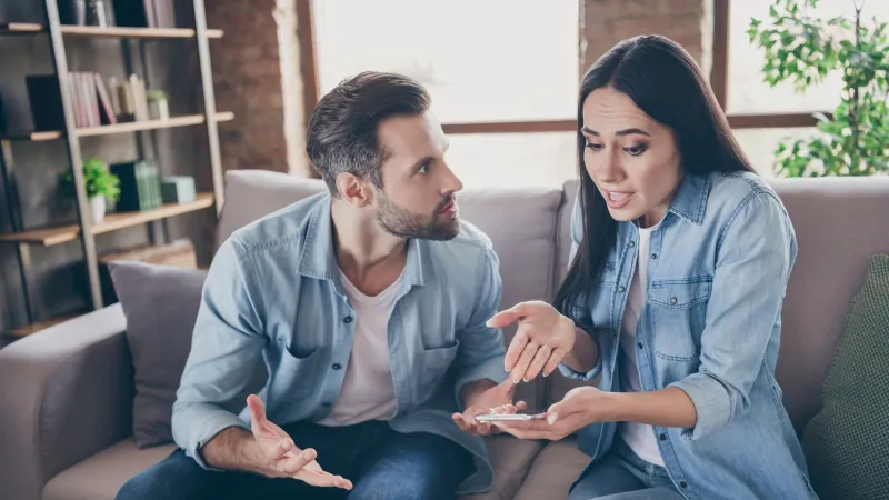 وفقًا لعلم النفس.. عادات صغيرة تُشعر الشريك بالوحدة رغم الحب 