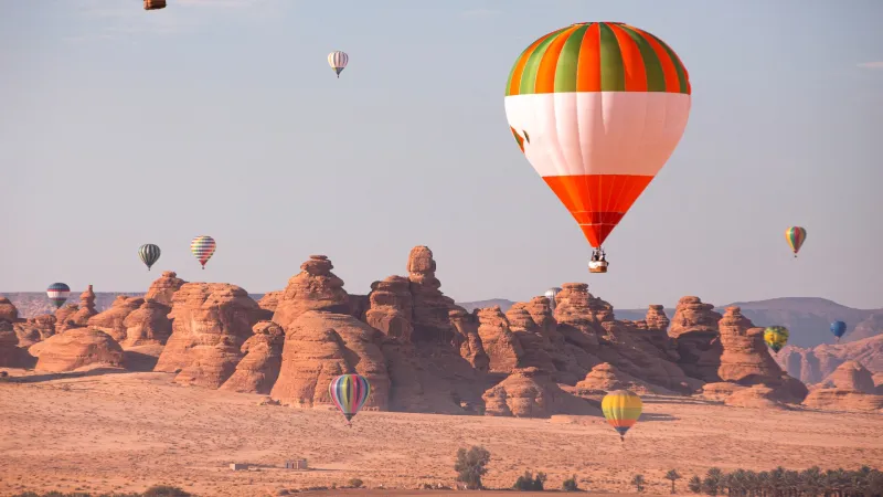 كأنها مشهد سينمائي.. منطاد يهبط في فناء منزل بكاليفورنيا (فيديو)