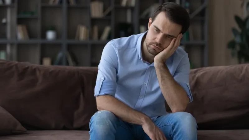 لماذا يُصاب بعض الناس بالاكتئاب بعد الألم المزمن دون غيرهم؟  