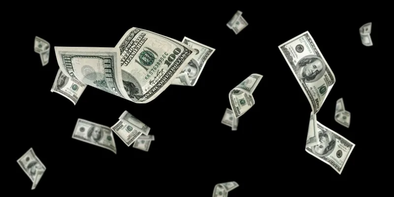 سماء تمطر دولارات: امرأة تثير فوضى بإلقاء ثروة من شرفة منزلها.. ما القصة؟ (فيديو)