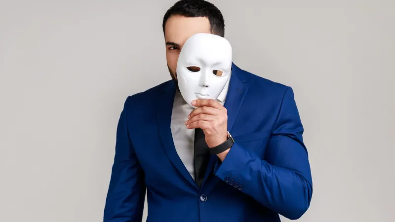 هل يسبب الدماغ النفاق؟ دراسة تشرح لماذا لا نترجم معرفتنا بالصواب إلى فعل