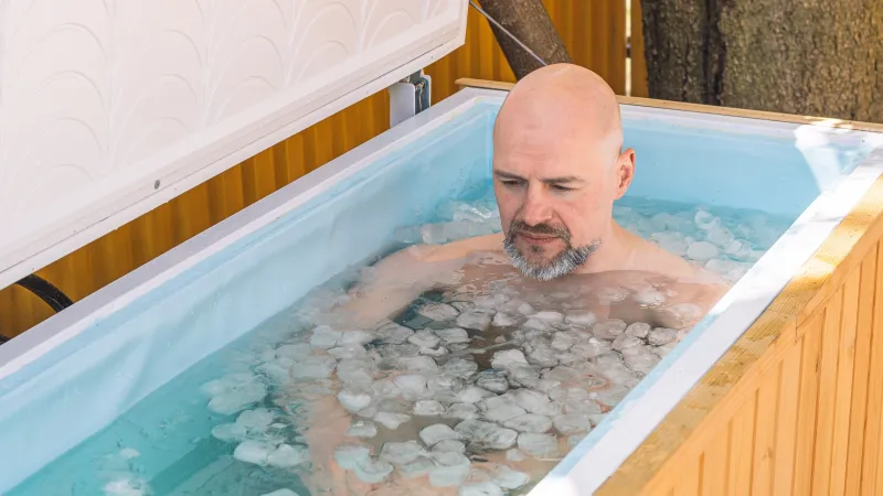 روتين الساونا والثلج.. سر جديد لطول العمر في منزلك