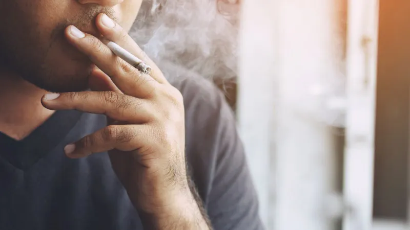 لماذا يلجأ مرضى الألم المزمن إلى التدخين؟ دراسة تكشف