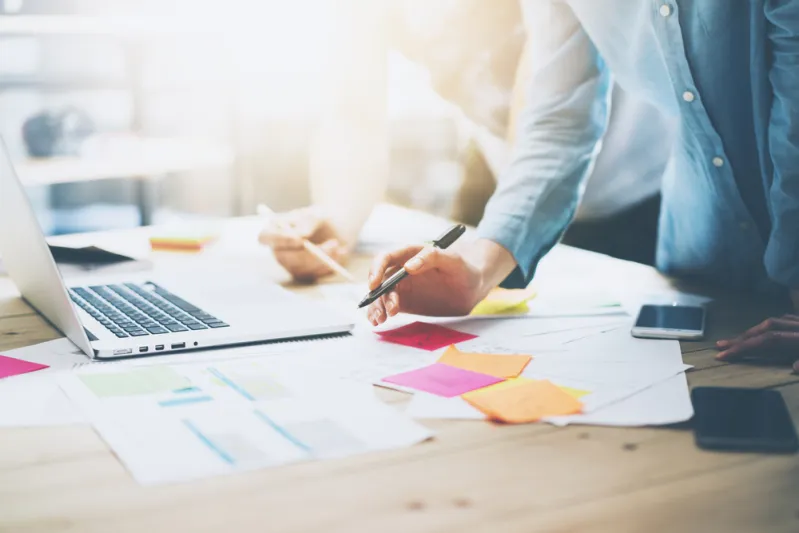 لماذا يشعر بعض الرجال بالتهديد من المديرات النساء؟