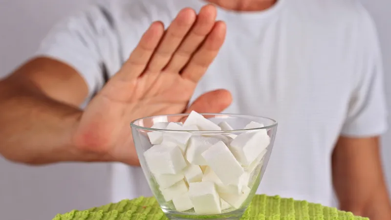 الأطباء يحذرون: كيف يسرّع السكر الشيخوخة ويضعف الدماغ؟ 