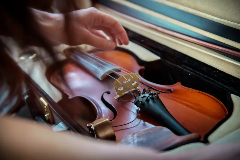 كمان أثري بقيمة تفوق مليون دولار ينجو من سقوط مروع في حفل عالمي (فيديو)