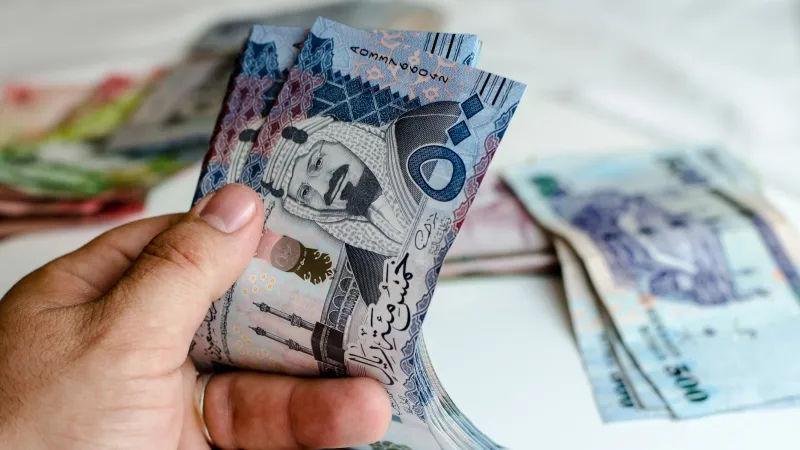 تباين أسعار العملات أمام الريال  اليوم الاثنين 27 إبريل 2026