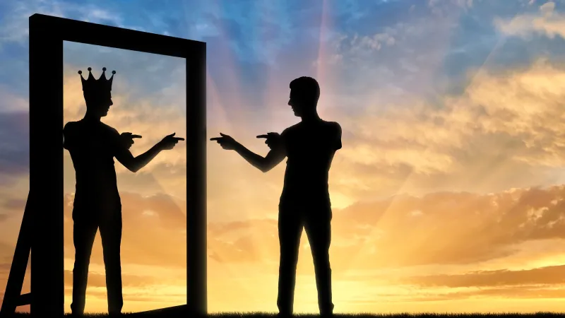 دراسة جديدة تكشف سبب كون الشخص نرجسيًا.. فهل هي الجينات أم التربية؟