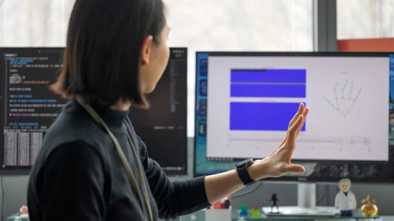 ساعة ذكية تسمع إيماءاتك وتحوّلها إلى أوامر 