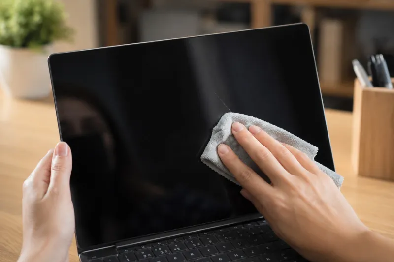 الخطأ الشائع الذي يقتل شاشة الكمبيوتر ببطء.. وكيف تتجنبه؟