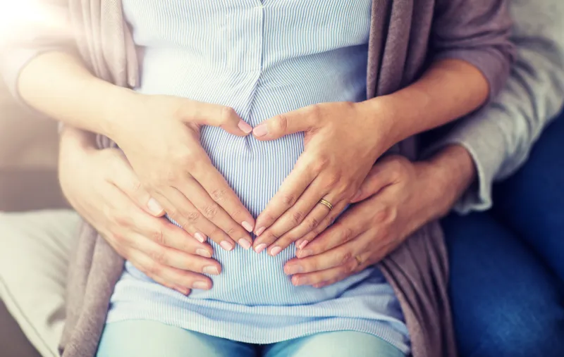 متلازمة كوفاد.. عندما تتسلّل أعراض الحمل إلى الرجال!