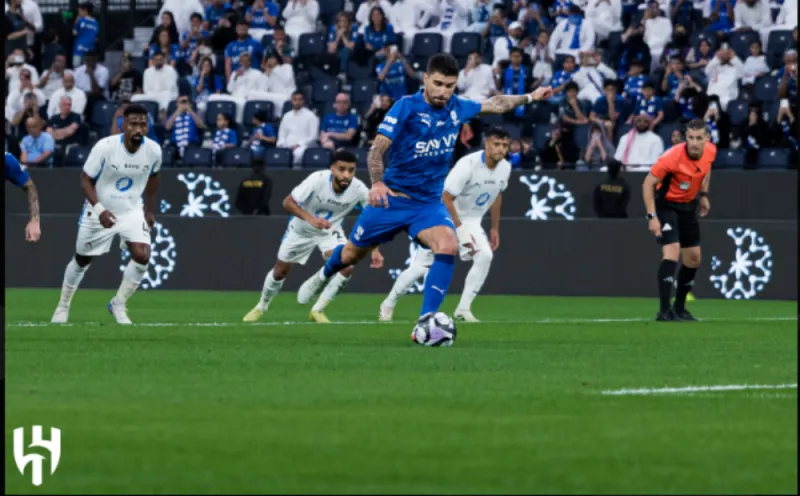 خبير تحكيمي يحسم الجدل حول ركلة جزاء الهلال أمام نيوم (فيديو)