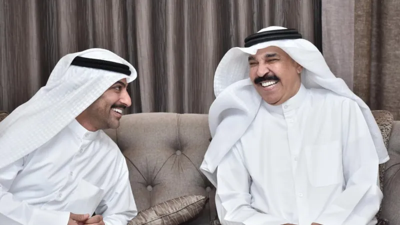مفاجأة عائلية في المسرح.. كيف احتفى الرويشد بصهره محمد صفر؟ (فيديو)