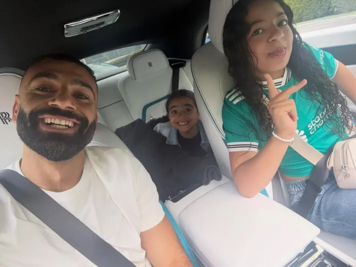 شغف التمثيل وبراءة الطفولة.. محمد صلاح يشارك العالم أجمل لحظاته مع ابنتيه 