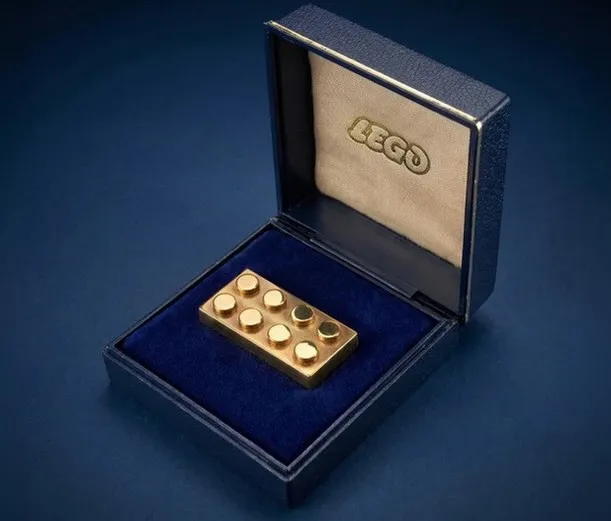 قطعة LEGO ذهبية تتحول إلى نجمة مزاد عالمي للمقتنيات النادرة