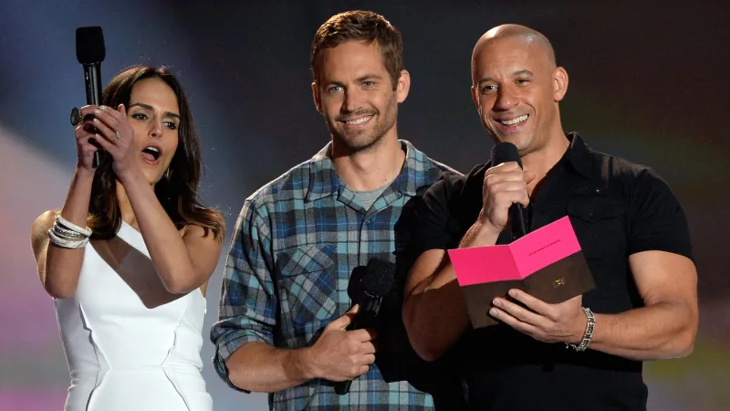بعد 13 عامًا على رحيله.. بول ووكر حاضر في احتفالية Fast and the Furious (فيديو)