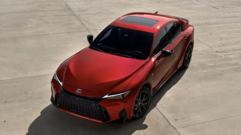  Al-Futtaim Lexus تكشف عن سيارة السيدان الرياضية الجديدة IS350
