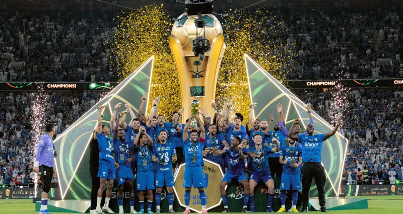 الأمير محمد بن سلمان يتوج الهلال بكأس الملك.. وموقف "طريف" على المنصة (فيديو)