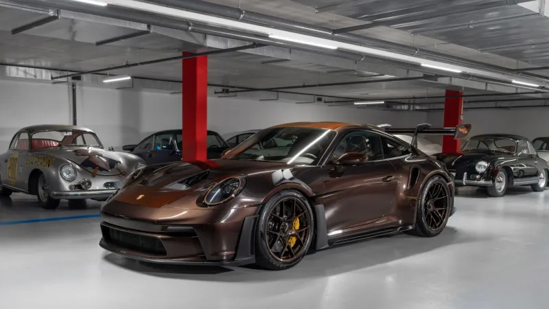 911 GT3 RS: حين تتحوّل سيارة السباق إلى قطعة شوكولاتة فاخرة