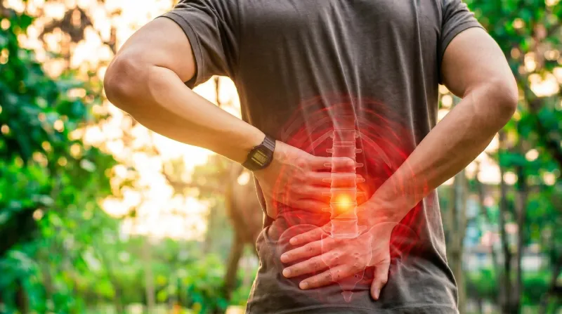 آلام أسفل الظهر: دليل لفهم الأسباب وطرق الوقاية