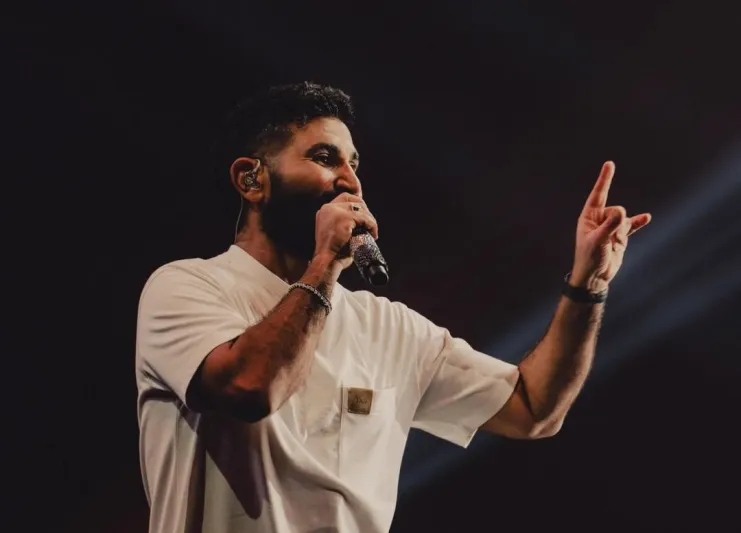 أحمد سعد يكسر صمته بنكات ومزاح في أول حفل جماهيري بعد الطلاق