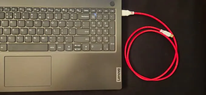 كابل USB-C يبدو عاديًا.. لكنه مُصمم سرًا لاختراق الأجهزة!