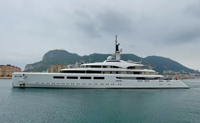 يخت فاخر بحجم استثنائي.. "Vava II" يلفت الأنظار في جبل طارق